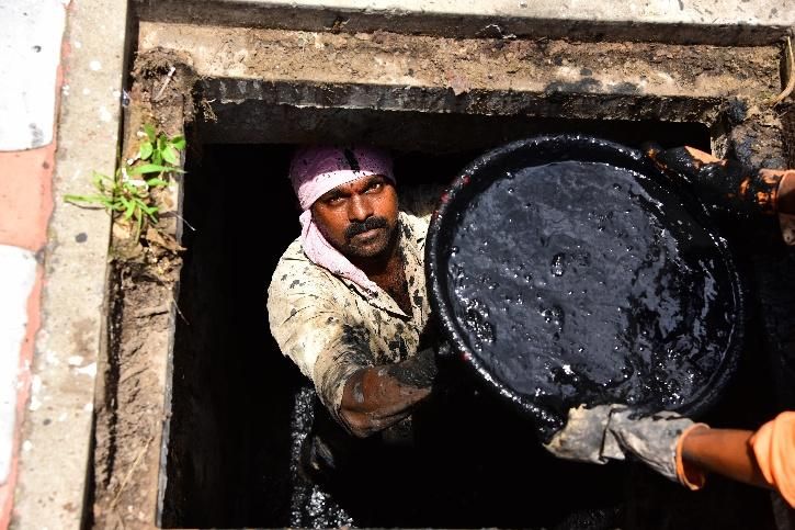 Read more about the article Manual Scavenging Is Legally Banned In Delhi Since 2017 But People Continue To Die On The Job